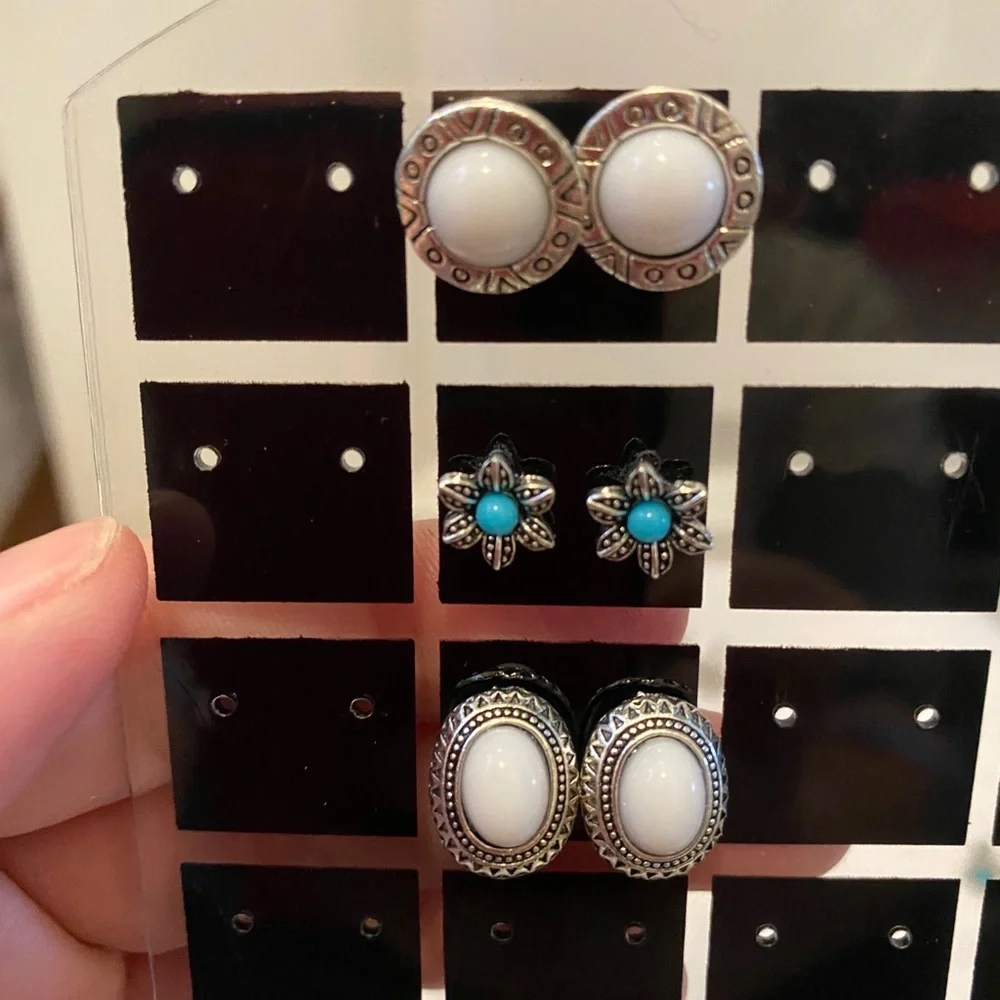 3/$15 🌟 🆕3 pair NWT Dainty White/Turquoise S-Steel Posts